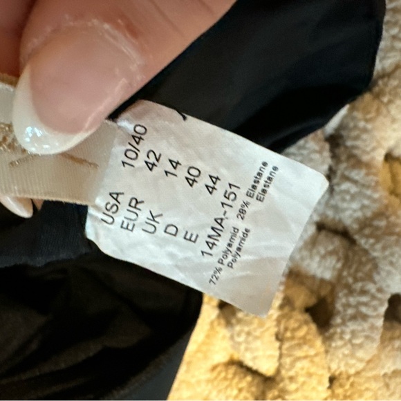 Flattering one piece only worn a few times - Picture 4 of 4